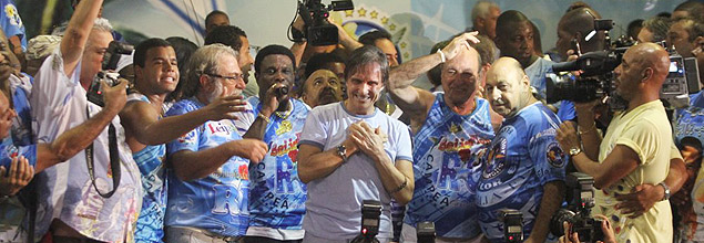 Roberto Carlos, homenageado da Beija-Flor, comemora vitria na quadra da escola