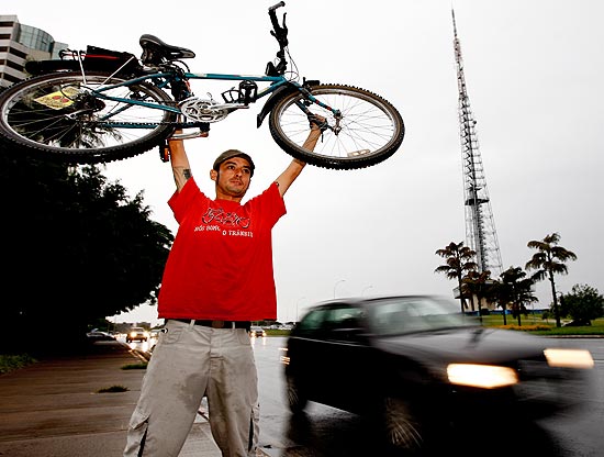 Renato Zerbinato, que mora em Brasília, já foi atropelado cinco vezes e defende o direito dos ciclistas