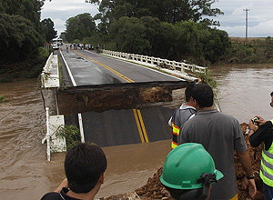 Ponte danificada por forte chuva na cidade de Turuçu (RS)