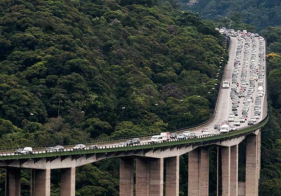 Movimento na Imigrantes altura do Km 50 no sentido SP; radaresa voltam a funcionar nas rodovias federais