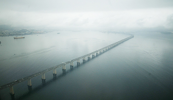 Ponte Presidente Costa e Silva, mais conhecida como Rio-Niteri,  uma das maiores pontes do mundo, com 13 km de extenso