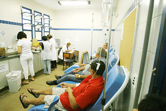 Pacientes com dengue na sala de hidratao em hospital de Ribeiro Preto, no interior de So Paulo