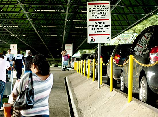 Movimento no estacionamento do aeroporto de Cumbica, em SP; local ganhar mais vagas a partir de amanh