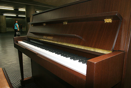 Piano da fabricante Fritz Dobbert na estação Sé do metrô; usuários podem usar o instrumento das 4h40 à 0h