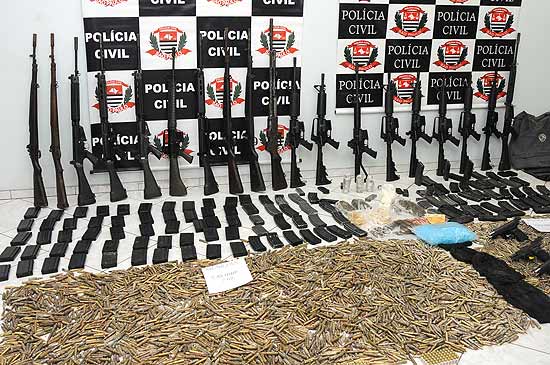 Polcia Civil apreende arsenal com 19 fuzis, pistolas e granadas em Cajamar (Grande So Paulo)