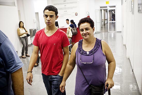 Eva Vilma e o filho Luis Gustavo deixam hospital após visitar o marido que se mexeu após ser declarado morto