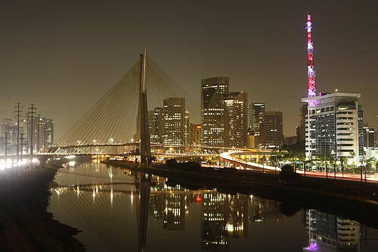 A ponte Octavio Frias de Oliveira, na zona sul de So Paulo, apagada durante a Hora do Planeta