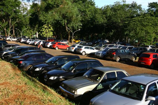 Carros no estacionamento na zona oeste de So Paulo 