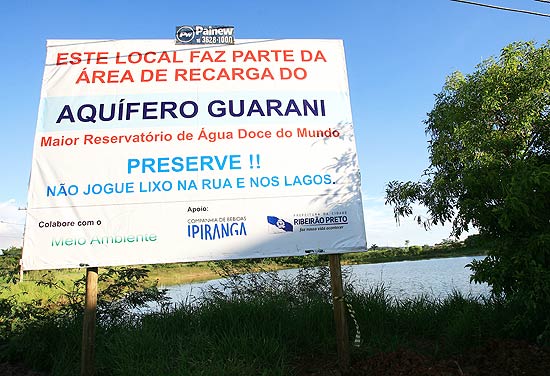 Lagoa em Ribeirão, parte da área de recarga do aquífero Guarani; estudo mapeou regiões de risco ao manancial