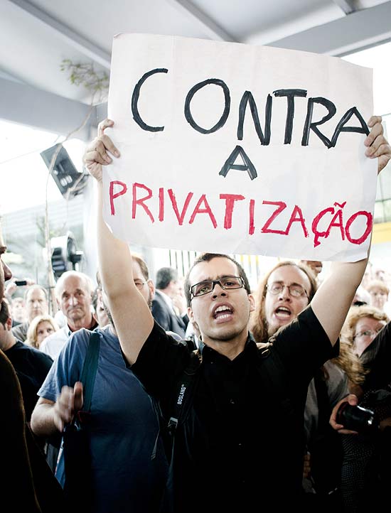 Manifestante exibe cartaz durante inauguração da estação Butantã do metrô de São Paulo
