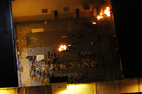 Internos queimam colchões durante rebelião em unidade da Vila Maria (zona norte de SP) da Fundação Casa
