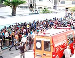 Pessoas se aglomeram em frente a escola aps tiroteio (Luiz Gomes/Futurapress)