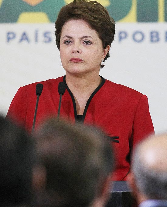 Dilma se emociona ao falar de estudantes mortos a tiros no Rio