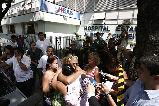 Parentes de vtimas se abraam em frente a hospital aps alunos serem baleados na zona oeste do Rio