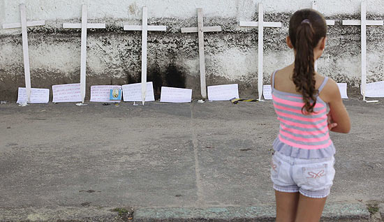 ONG, amigos e vizinhos homenageiam vtimas de ataque em escola da zona oeste do Rio