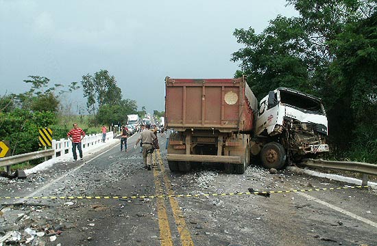 Acidente entre nibus e caminhes deixam 11 mortos e 12 feridos em estradas de Gois