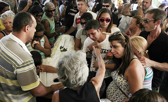 Familiares e amigos de Rafael Pereira, vtima do massacre em escola do Rio, se emocionam durante velrio