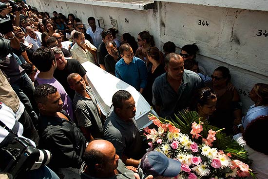Enterro da garota Larrisa Martins, no cemitrio Murundu, morta em massacre dentro de escola; veja mais imagens