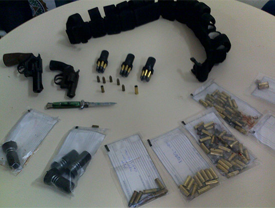 Armas, munições, carregadores e cinturão usados por Wellington Menezes de Oliveira, 23, durante massacre
