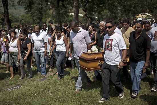 Amigos e familiares acompanham enterro de adolescente morta em massacre em escola de Realengo, no Rio