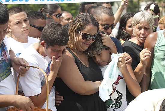 Familiares e amigos de Rafael Silva, uma das vtimas do massacre, acompanham enterro do estudante