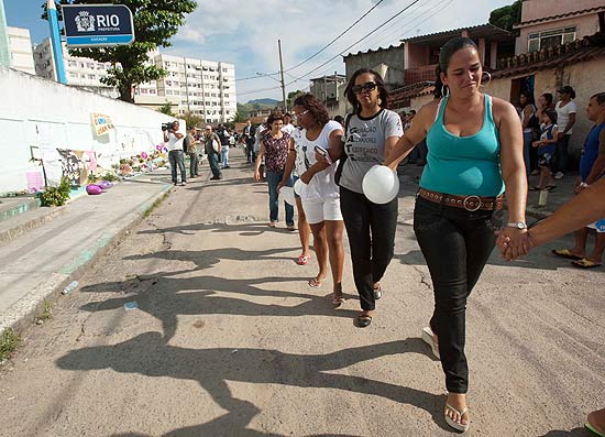 Abrao coletivo em frente  escola municipal Tasso da Silveira, em Realengo, no Rio