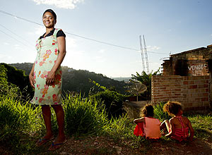 Jaqueline, 25, com as duas filhas que ficaram em abrigo por dois anos e agora voltaram para casa em Belo Horizonte
