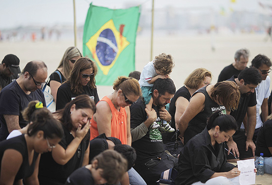 Pessoas prestaram homenagem neste domingo em Copacabana s vtimas do massacre em uma escola municipal
