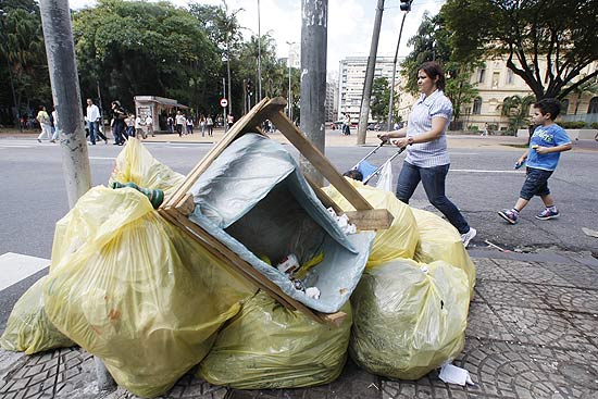 Lixo acumulado ontem na região da praça da República, no centro, no dia em que Kassab anuncia Virada Cultural limpa
