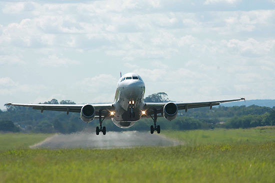 Avião decola no aeroporto Leite Lopes; governo contratou o IPT para elaborar curvas de nível de ruído 