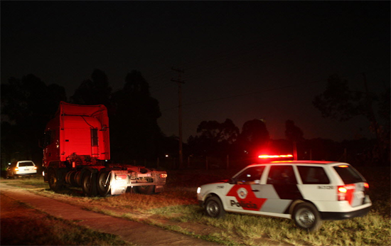 Polícia detém caminhão roubado após perseguição na via Dutra, em Guarulhos (SP)