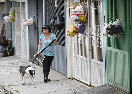 Com interdio do aterro, cidades da regio metropolitana de So Paulo esto com a coleta de lixo ameaada