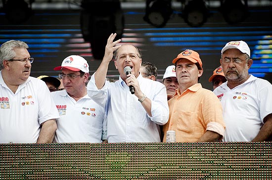 Geraldo Alckmin discursa ao lado de Paulinho Pereira da Silva (de laranja), no 1º de Maio da Força Sindical