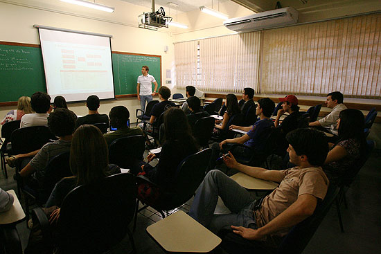 Turma da FEA-USP de Ribeiro assiste  aula em ingls no instituto; universidades de SP tornam ingls lngua 'oficial'