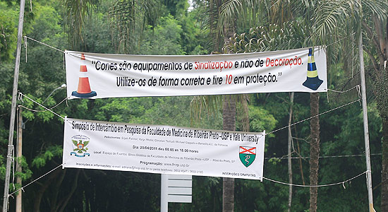 Faixa na entrada da USP em Ribeiro Preto tenta evitar o sumio de cones na universidade