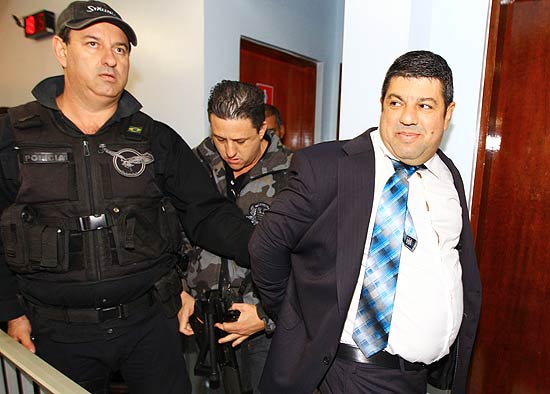 Vereador Carlos Andrade saindo algemado da Câmara de Taboão da Serra; ele e outros dois vereadores são acusados de fraudar IPTU