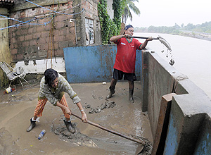 Casas ficam cheias de lama após cheia do rio Una em Palmares (PE)