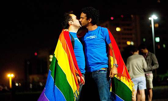Gays e simpatizantes da causa se reúnem em SP para comemorar a decisão do Supremo