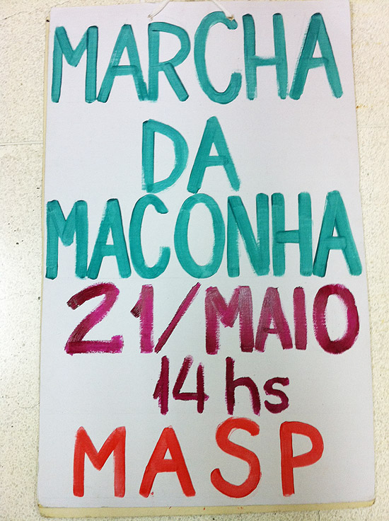 Cartaz pintado pelos trs jovens detidos no vo do Masp, na avenida Paulista, na tarde deste sbado