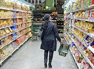 A alta de preços dos alimentos, bebidas, e serviços ficou acima do centro da meta da inflação nos últimos dez anos 