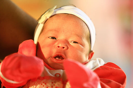 Alana Pires Jacinto Ladeia nasceu na última segunda-feira e surpreendeu ao já ter um dente na boca. 