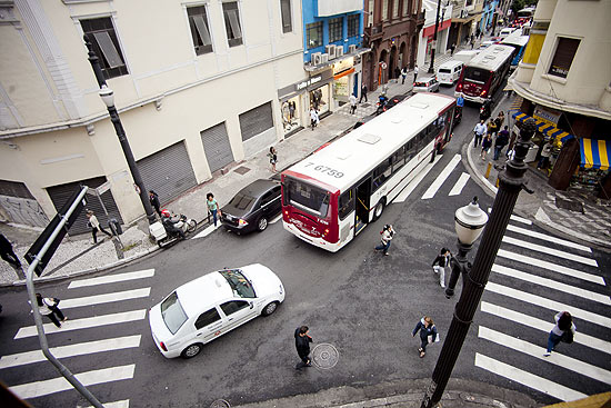 Pedestres entre carros na faixa de pedestre do cruzamento da rua Riachuelo com rua Quintinho Bocaiuva, em SP