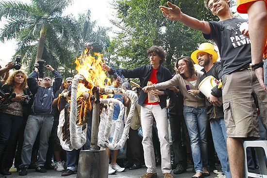 Jovens protestam ateando fogo a catraca em frente ao shopping Higienpolis, a favor de construo de estao de metr