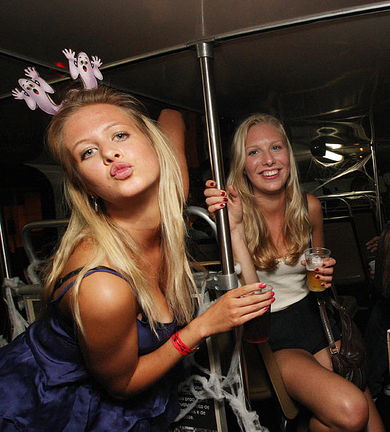 Turistas norueguesas participam de visita guiada a bares da regio da Vila Madalena, em So Paulo
