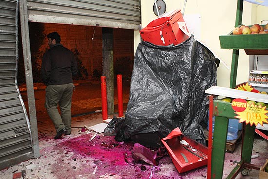 Criminosos explodem caixa eletrnico instalado dentro de um mercado na zona sul de So Paulo