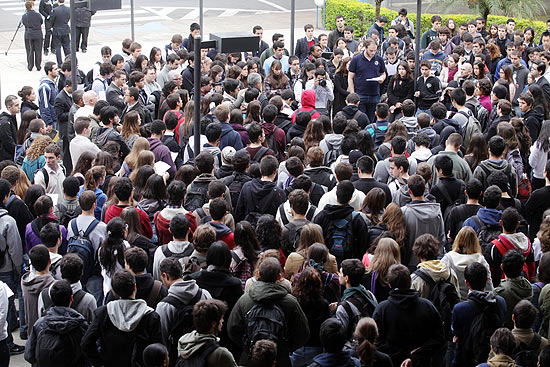 Estudantes fazem ato em frente ao prédio da Faculdade de Economia e Administração da USP