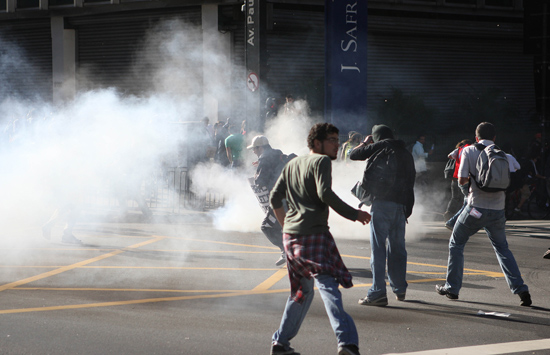 Manifestantes entraram em conflito com policiais em protesto contra a proibio da Marcha da Maconha, em SP