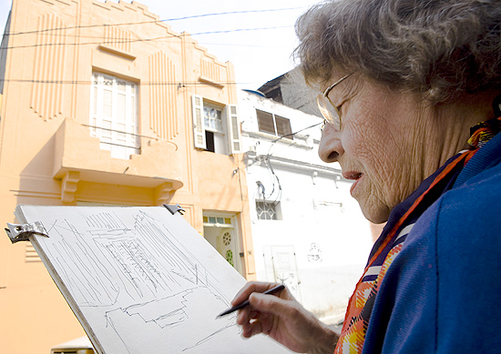 Diana Dorothèa Danon, 80, esboça sobrado no Brás (centro de SP) que desenhou nos anos 1970