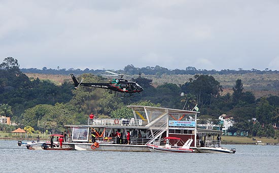 Equipes fazem buscas por desaparecidos aps naufrgio de barco com mais de cem pessoas no lago Parano