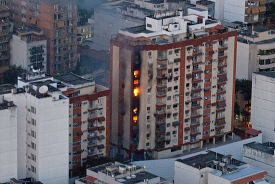 Incêndio em prédio no bairro da Tijuca, no Rio de Janeiro, atinge cinco andares; não há registro de feridos